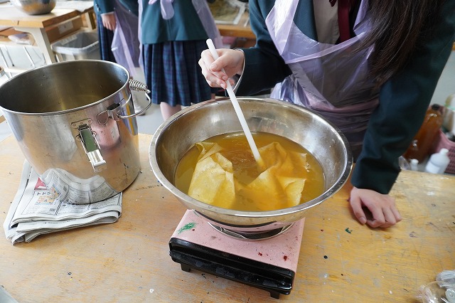 写真：和紙に色付けする生徒