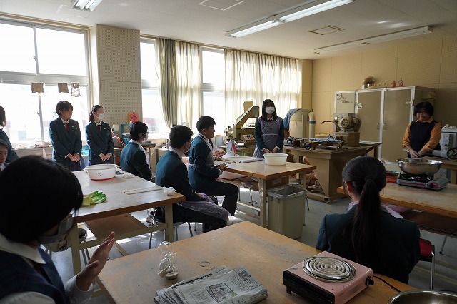 写真：感想を述べる生徒
