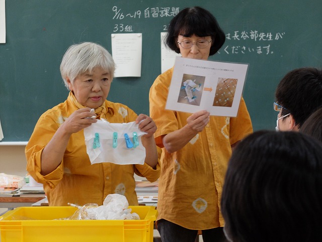 写真：りんご染めの説明する横山さん