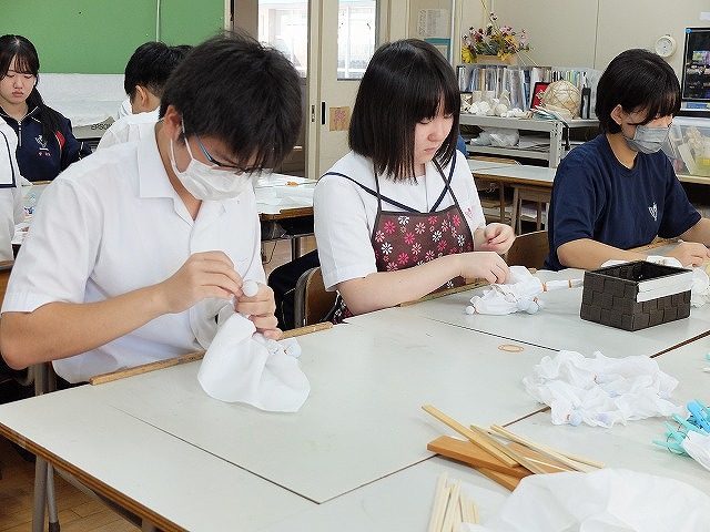 写真：模様付けする生徒