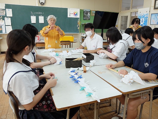 写真：木綿に模様付けをする生徒
