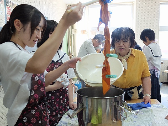 写真：染めをする生徒
