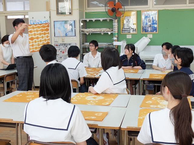 写真：りんご染め作品を見せ合う生徒たち