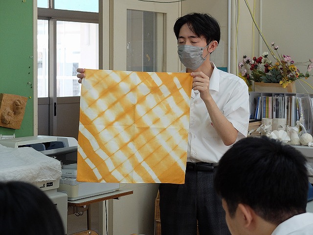 写真：完成品を披露する生徒