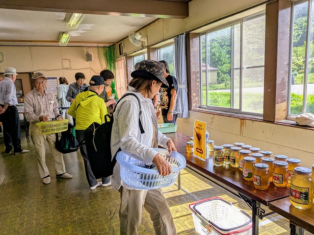 写真：買い物するツァー客