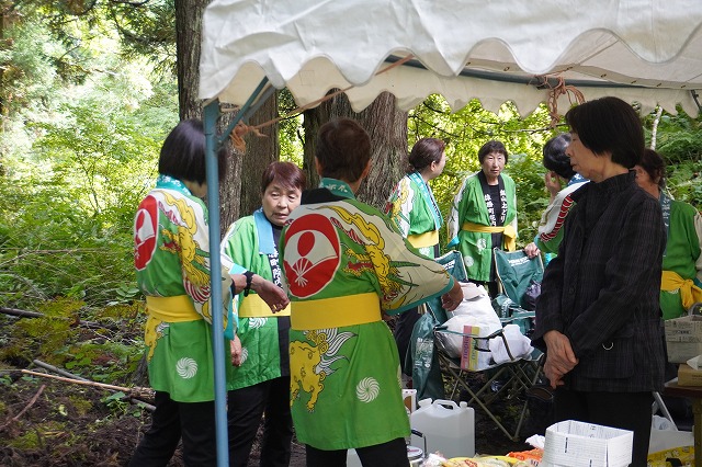 写真：境内に設けられたテント内