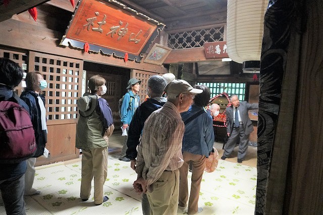 写真：金山神社を見学するツァー客