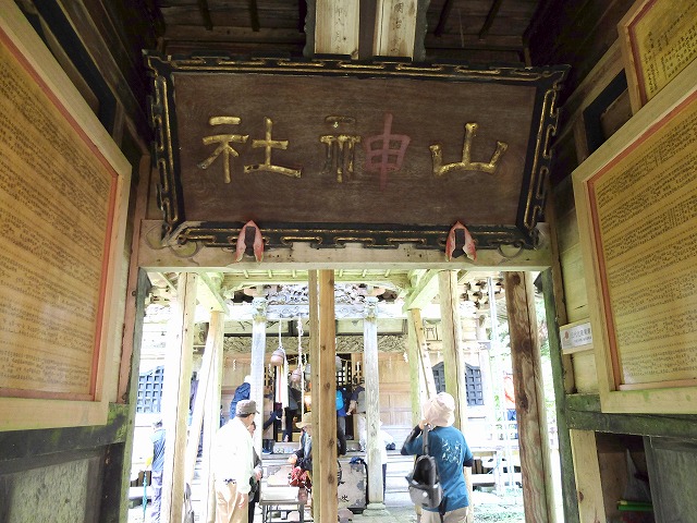 写真：参拝するツァー客