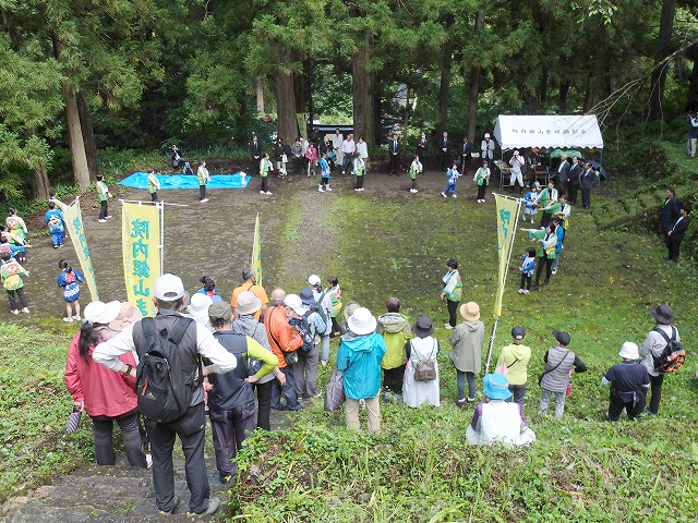 写真：銀山おどりを見学していたツァー客