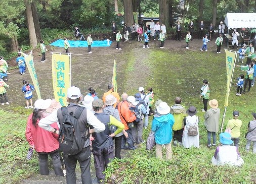 写真：銀山おどりと見学者