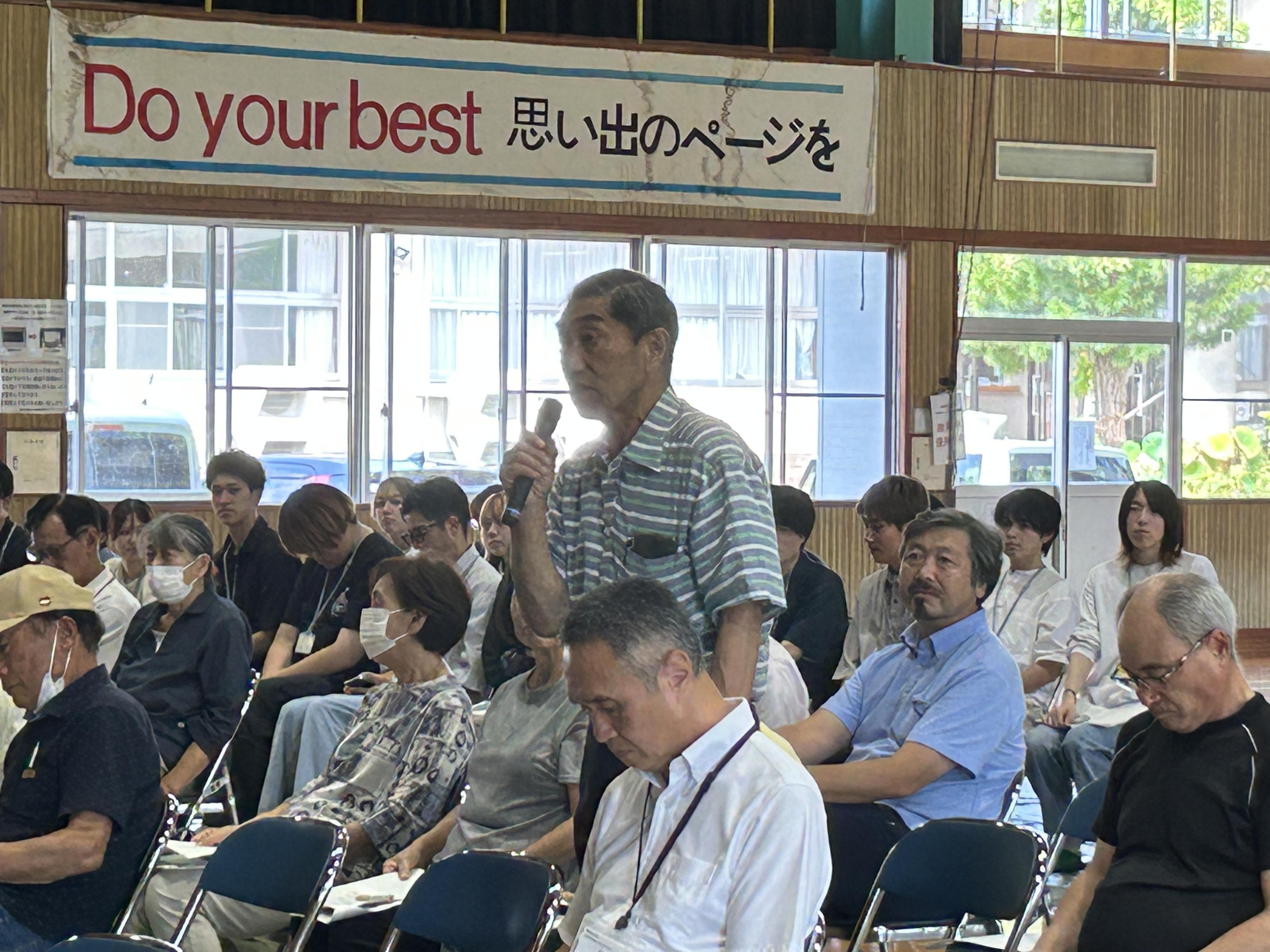 住民が話している写真