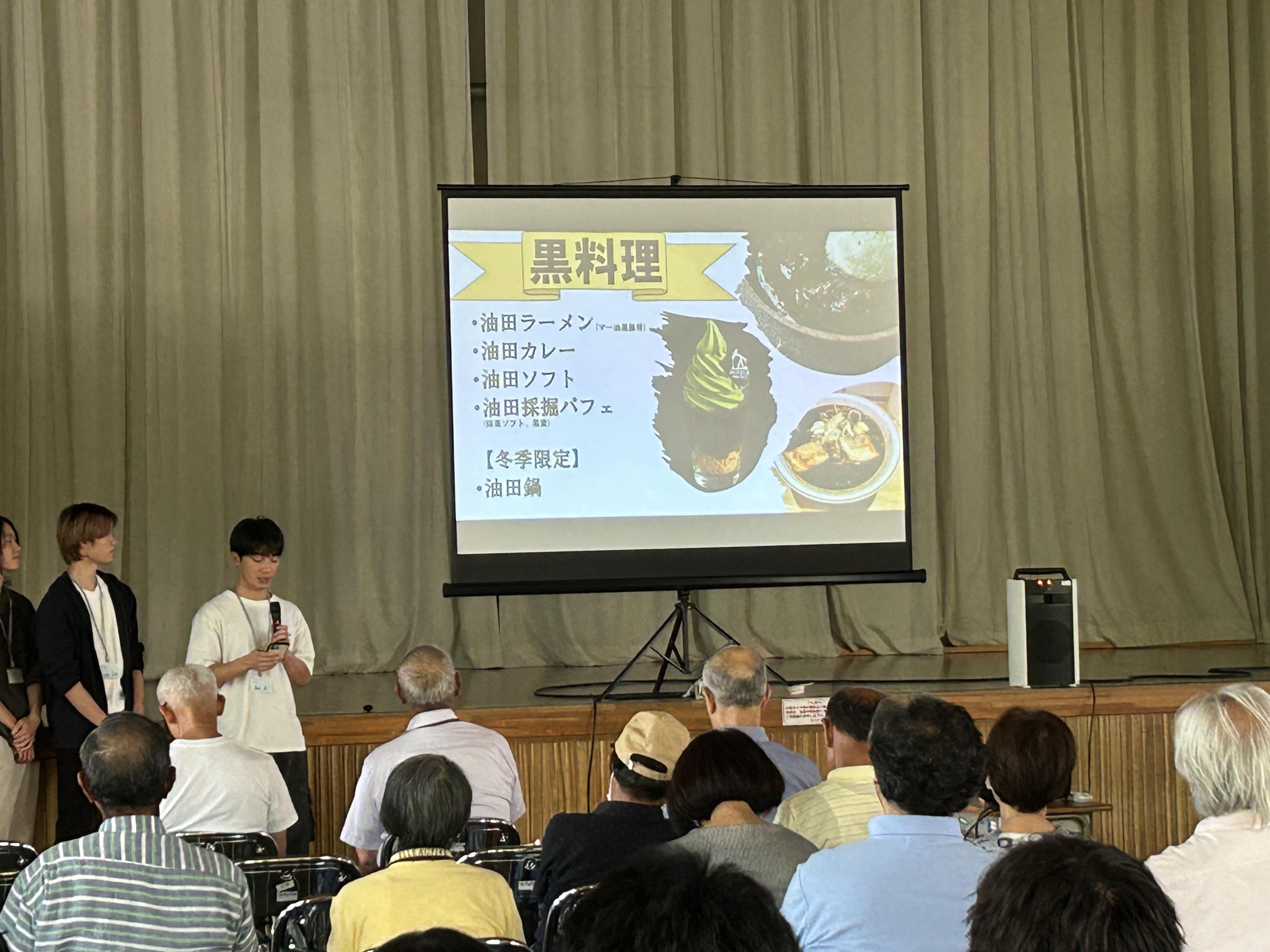 学生が発表している写真