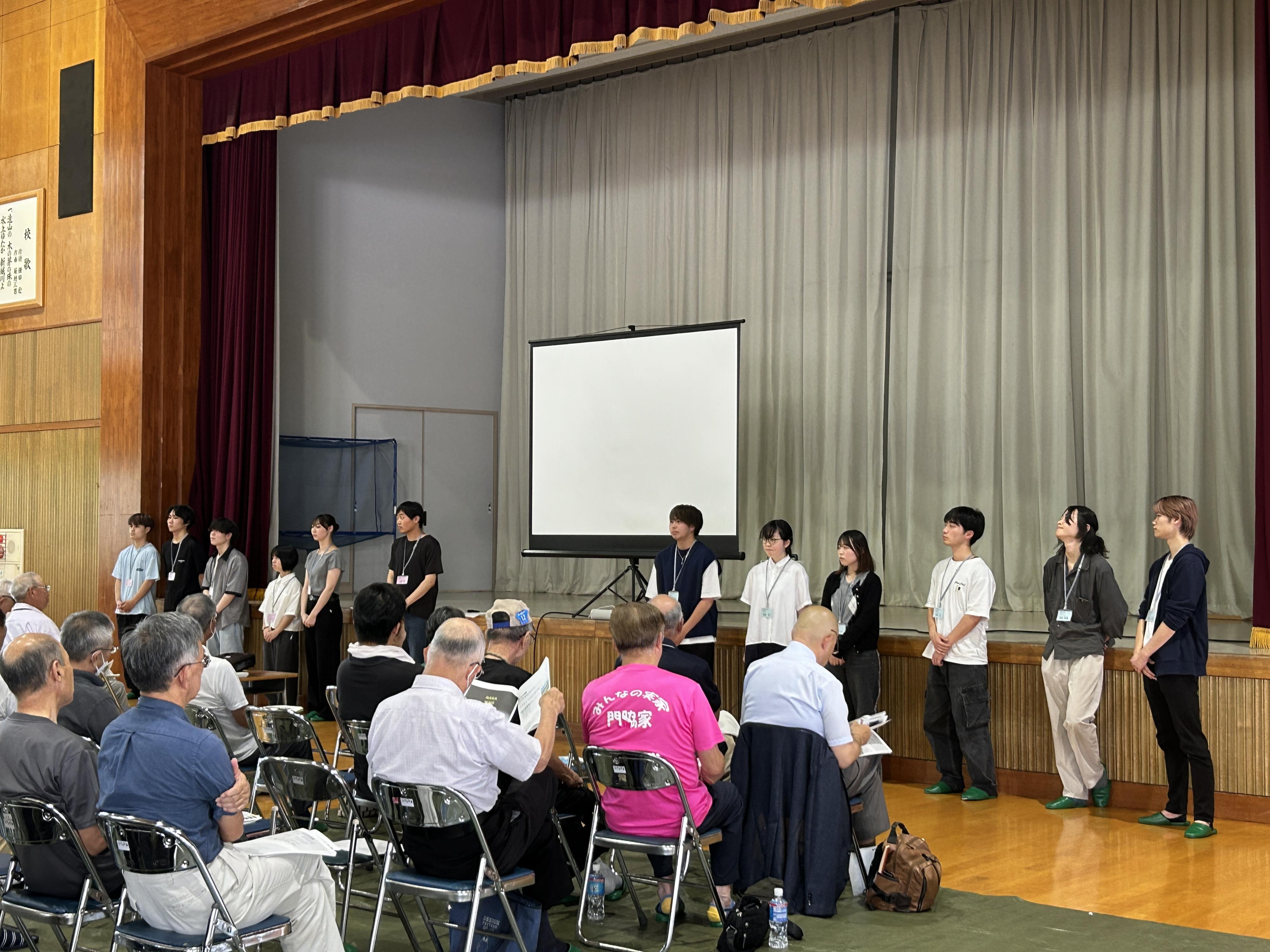 学生が発表している写真