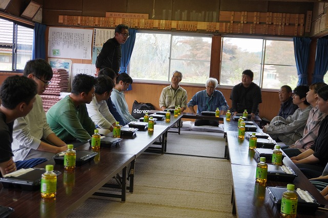 写真：公民館で弁当を囲む