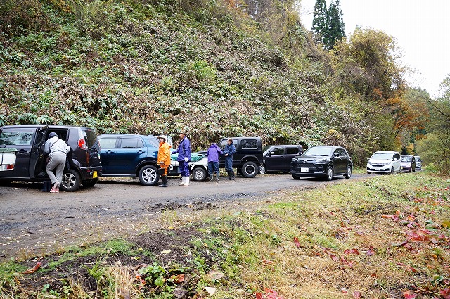 写真：農園に集まる車