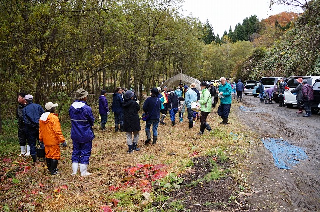写真：農園に集まる参加者
