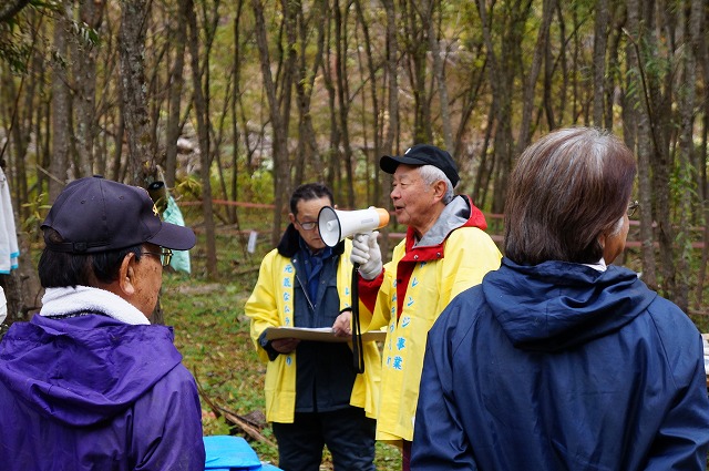 写真：会長の話を聞く参加者
