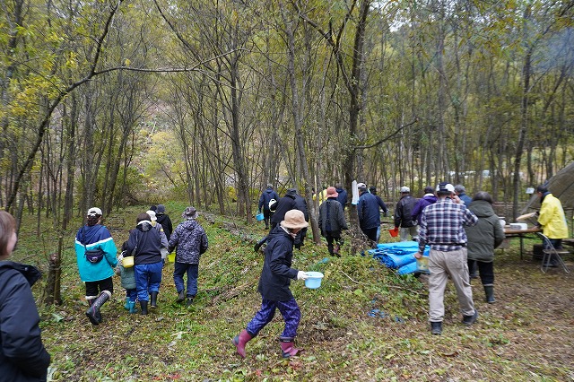 写真：収穫に向かう参加者