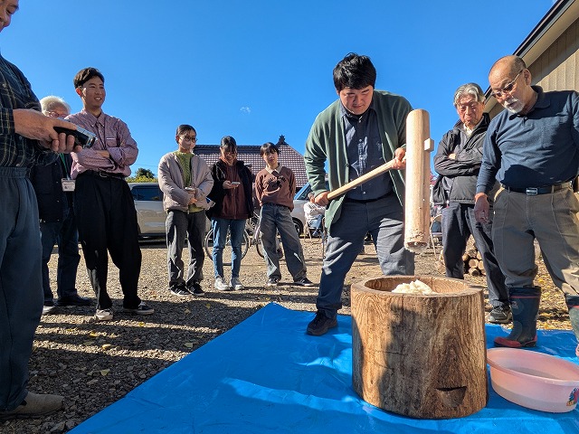 写真：餅をつく学生