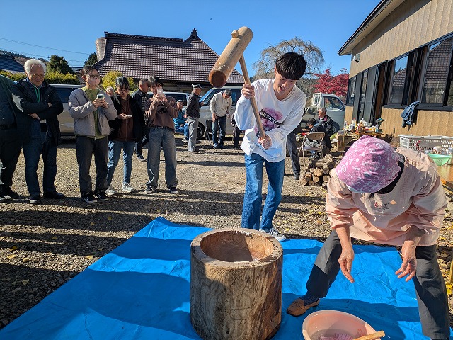 写真：餅をつく学生