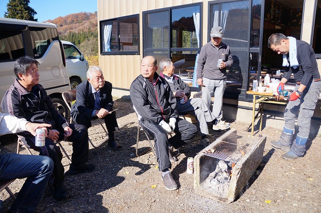 写真：外でバーベキューをする住民