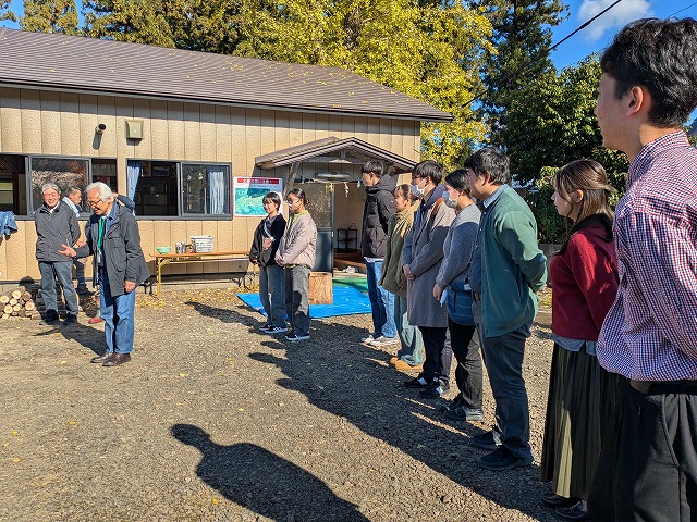 写真：挨拶する大学生たち