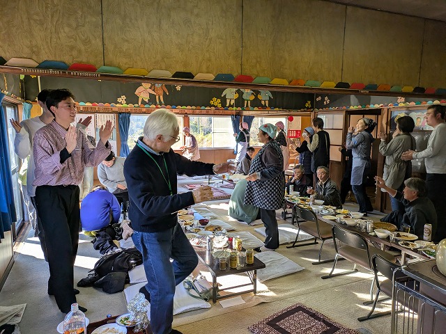 写真：踊る参加者