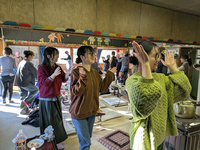 写真：参加者の踊り