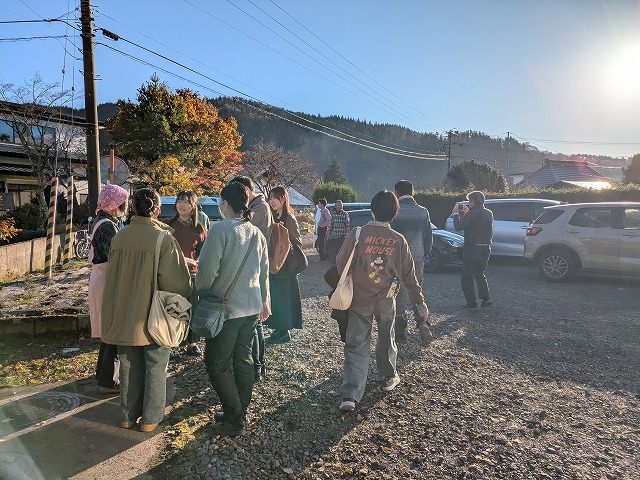 写真：学生が帰る様子