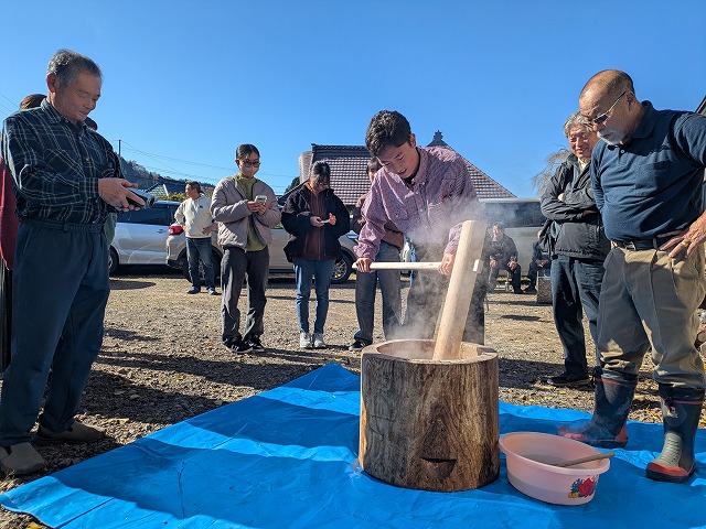 写真：餅をつく学生