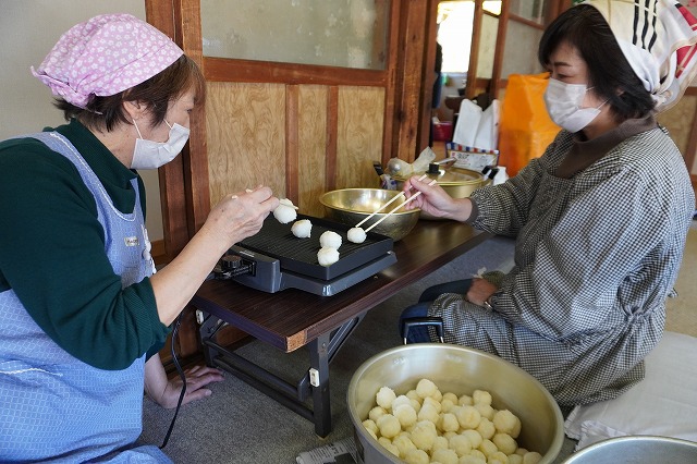 写真：だまこ餅をやいている
