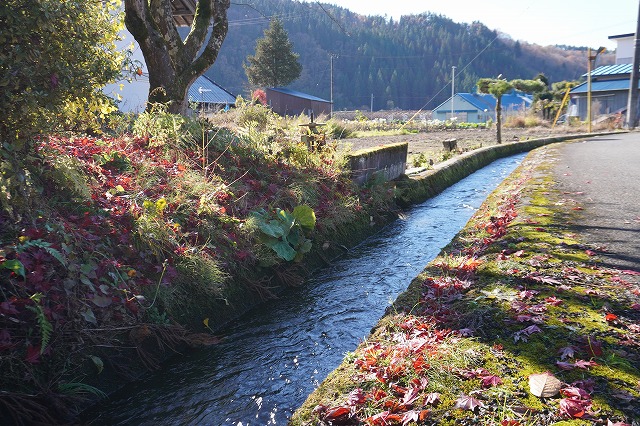 写真：鵜養集落を流れる堰