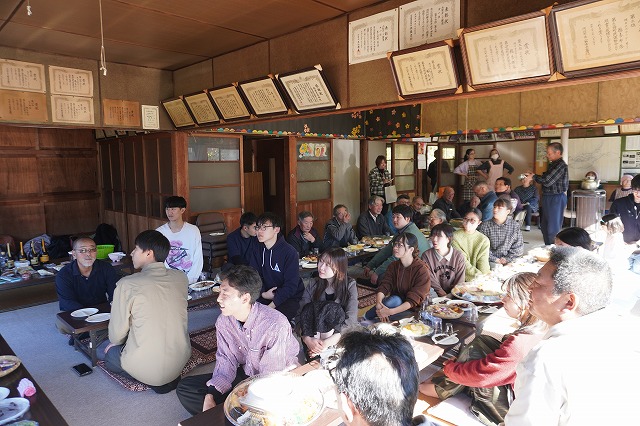 写真：話に聞き入る参加者