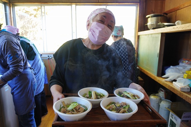 写真：配膳する住民の笑顔