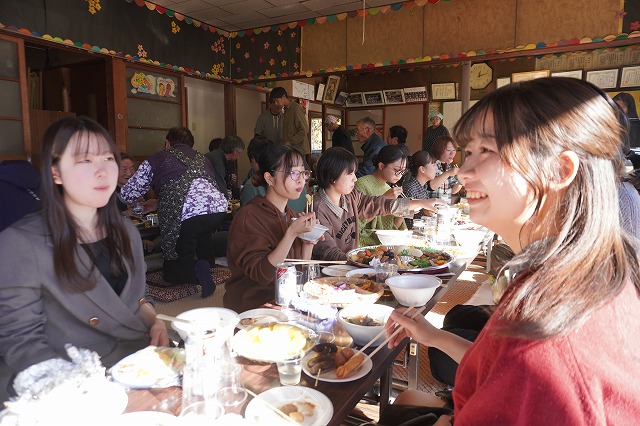 写真：会食する様子