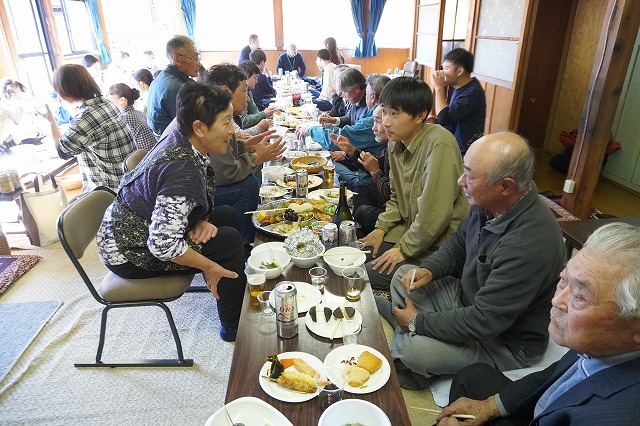 写真：会食する様子