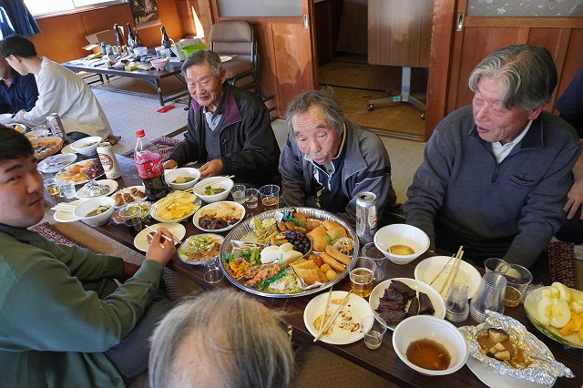 写真：会食する様子