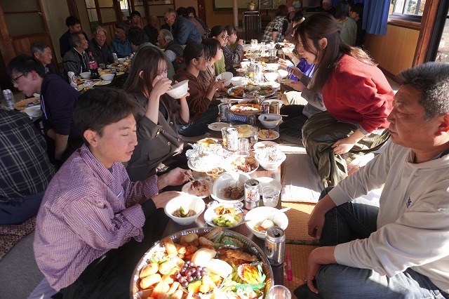 写真：会食する様子