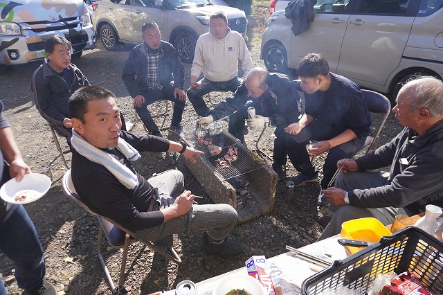 写真：バーベキューを楽しむ人たち