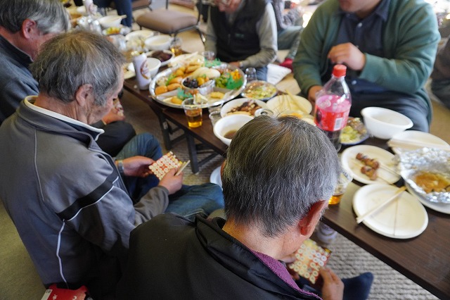 写真：ﾋﾞﾝｺﾞゲームをする住民