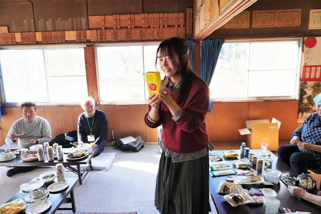 写真：最初にビンゴした学生