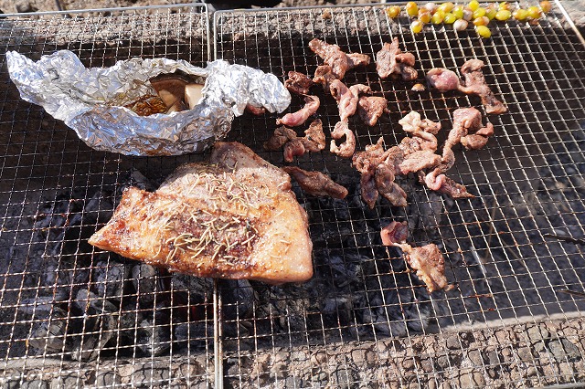 写真：ヒツジや熊の肉