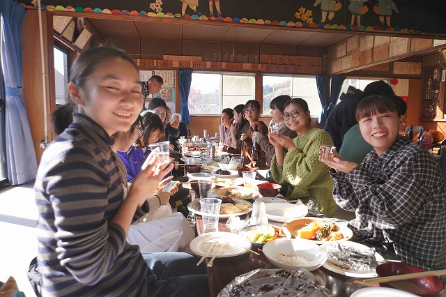 写真：会食する様子