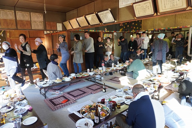 写真：踊る参加者