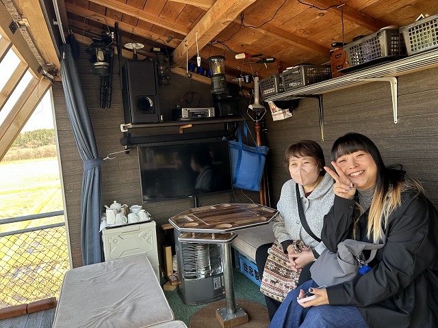 写真：オープンカフェ内部