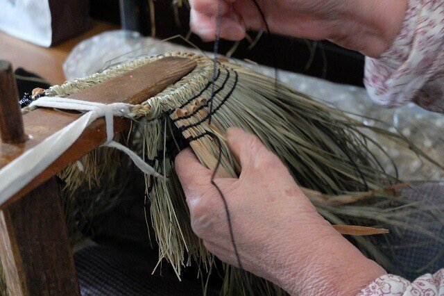 写真：ケラ編みの様子