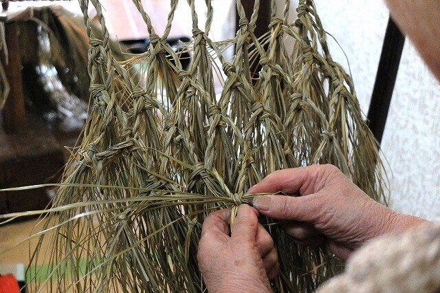 写真：ケラ編みの様子