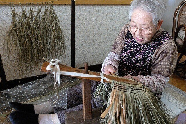 写真：ケラ編みをする哲子さん