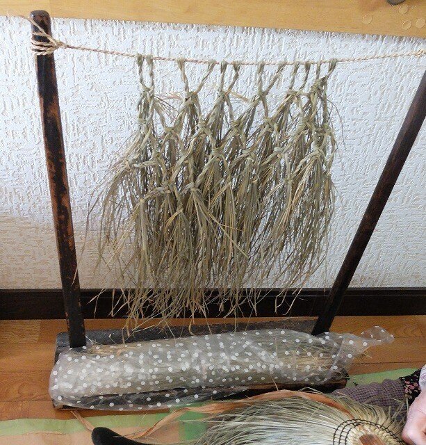 写真：ケラ編み途中作品