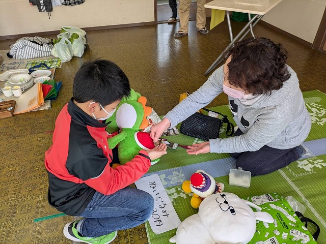 写真：買い物するこども